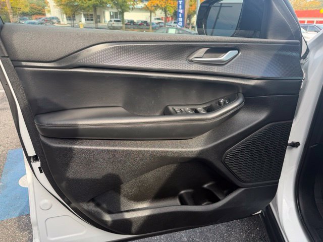 Used 2023 Jeep Grand Cherokee Altitude AWD/4WD image 8
