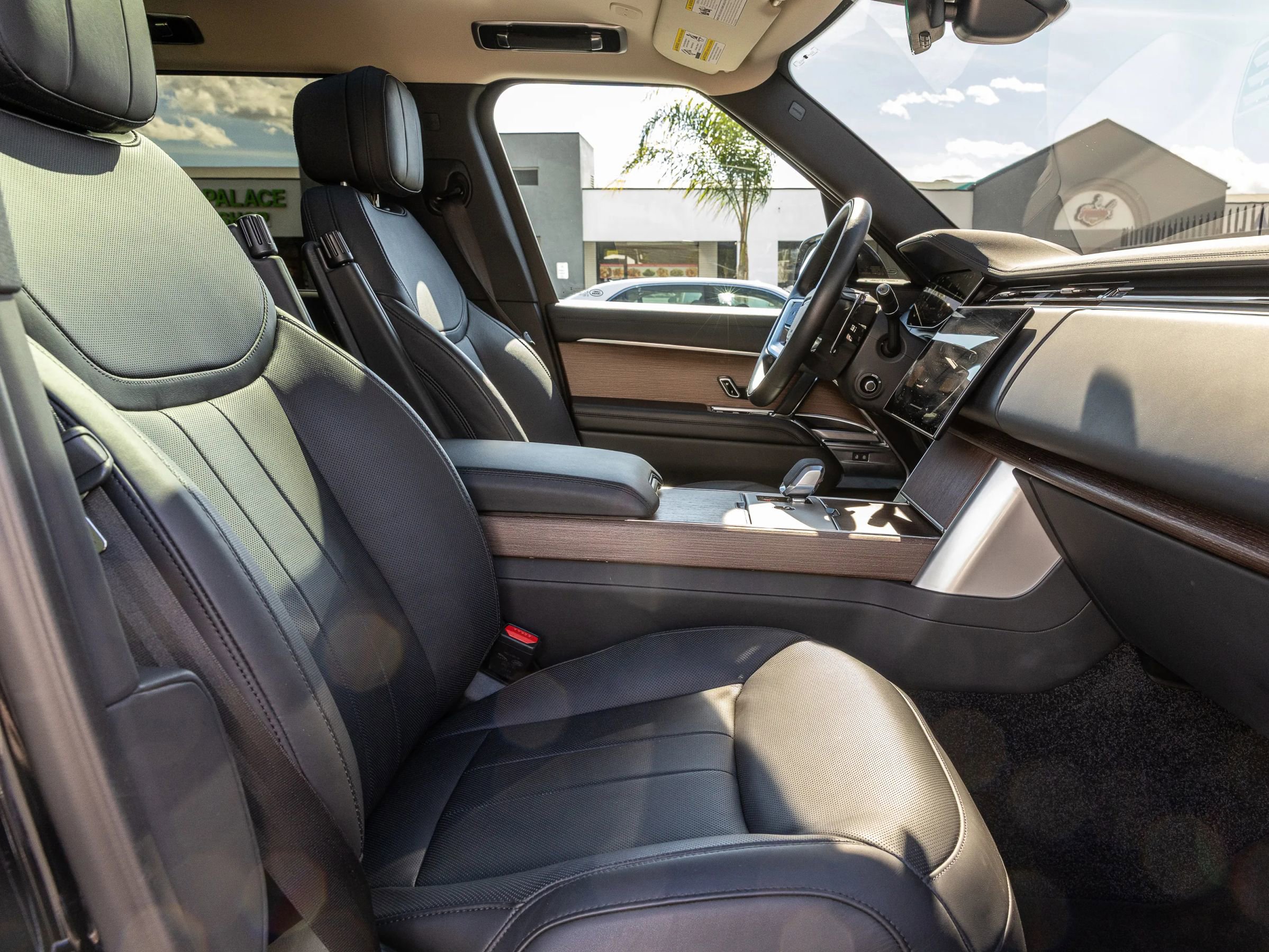 Used 2025 Land Rover Range Rover Long Wheelbase SE image 33