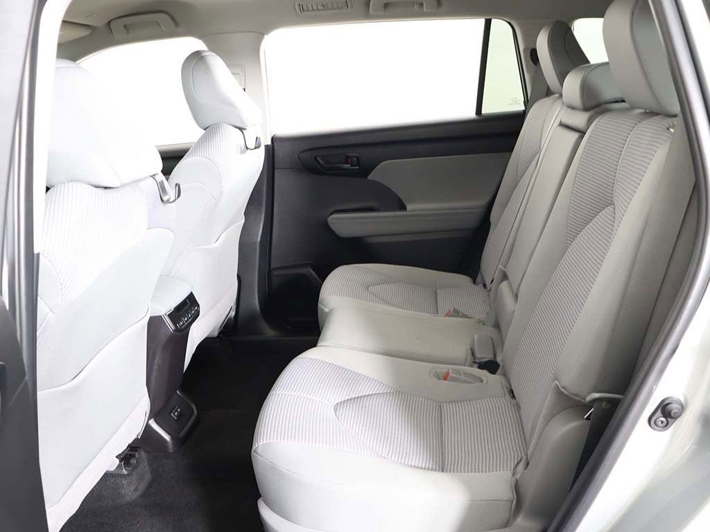 Used 2024 Toyota Highlander LE AWD/4WD image 33