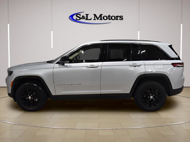 Used 2022 Jeep Grand Cherokee Limited w/ Luxury Tech Group II AWD/4WD image 4
