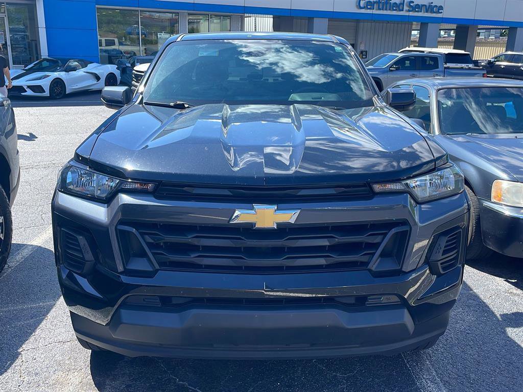 Used 2024 Chevrolet Colorado LT RWD image 2