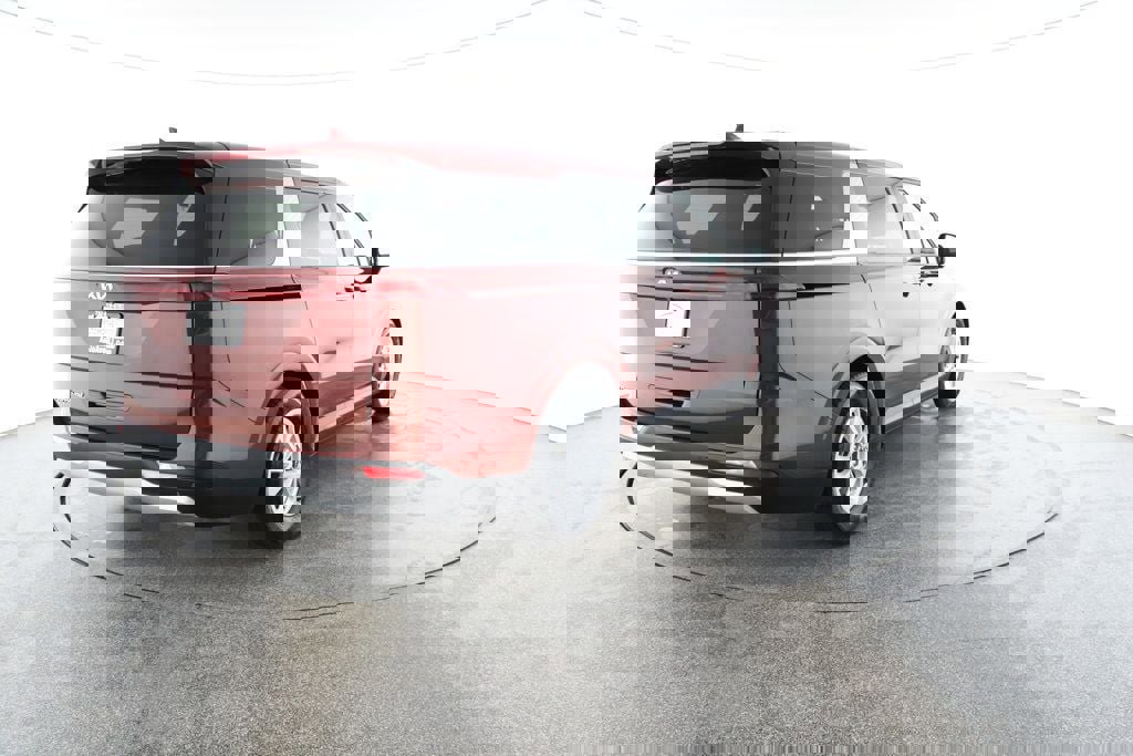 Used 2022 Kia Carnival LX image 5