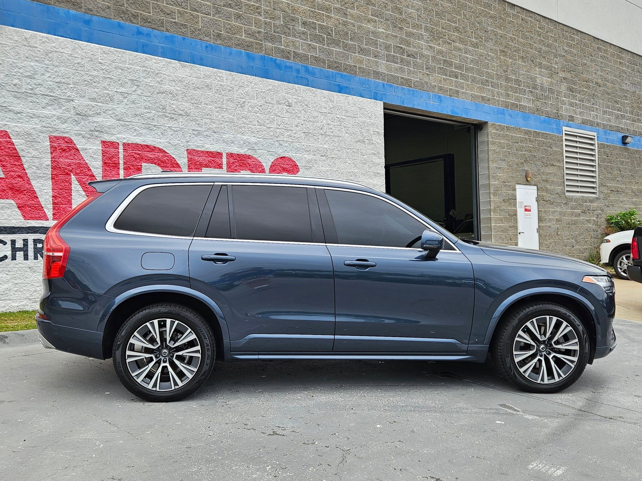 Used 2021 Volvo XC90 T5 Momentum w/ Climate Package image 8