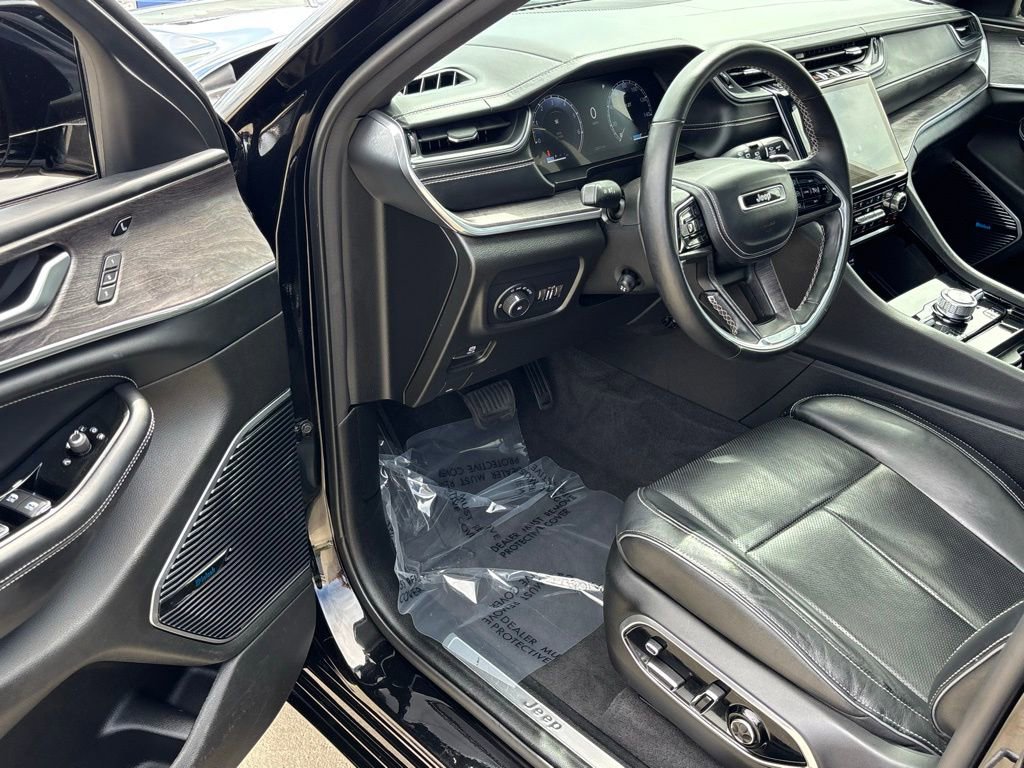 Used 2022 Jeep Grand Cherokee Overland w/ Luxury Tech Group IV AWD/4WD image 9