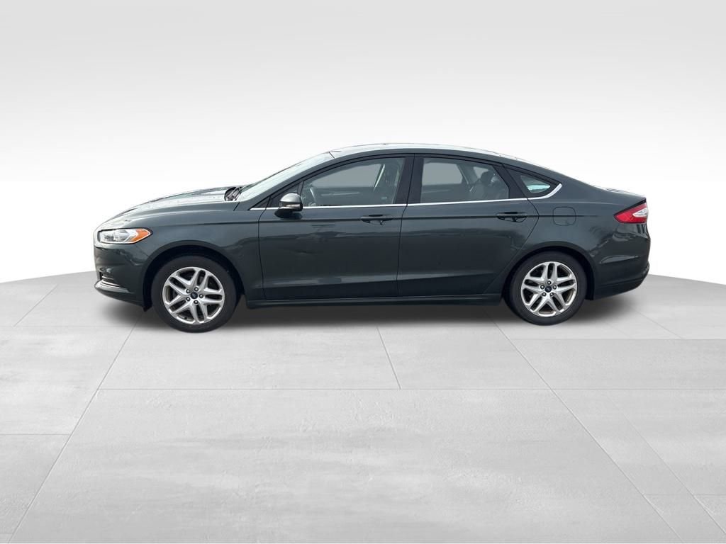 Used 2015 Ford Fusion SE image 2