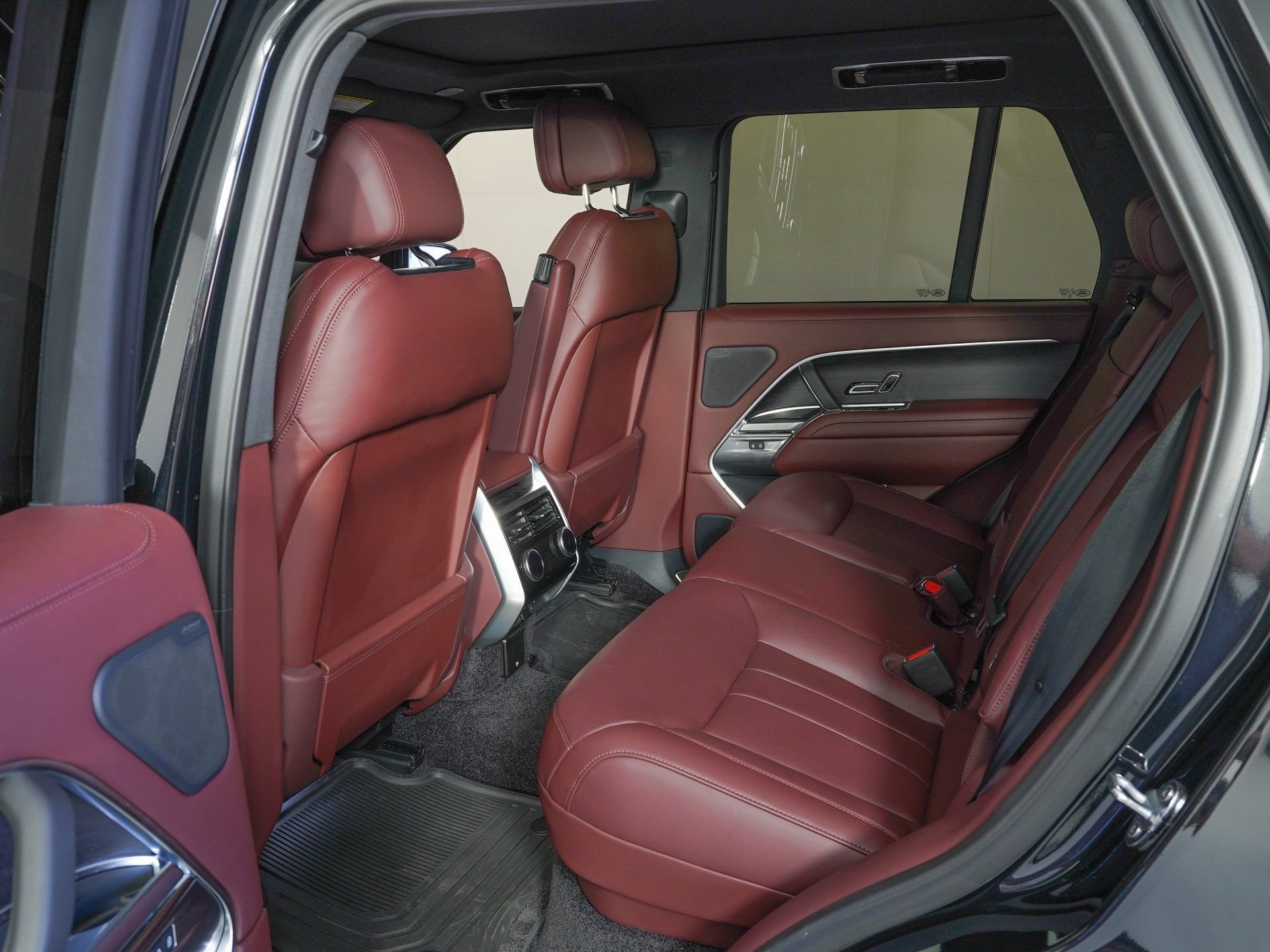 Used 2025 Land Rover Range Rover SE image 14