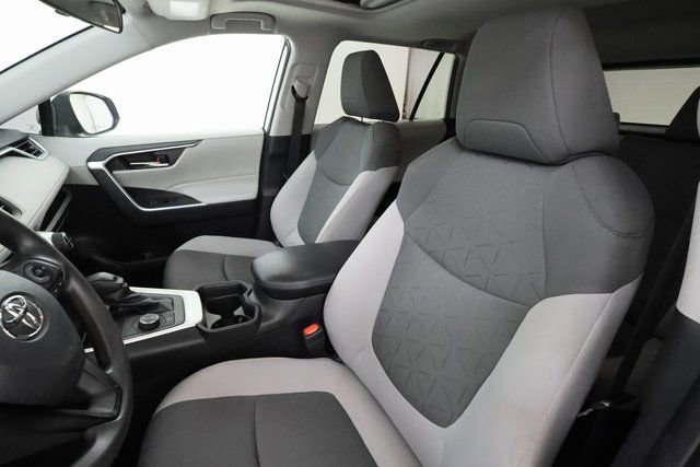 Used 2021 Toyota RAV4 XLE w/ Convenience Package image 10