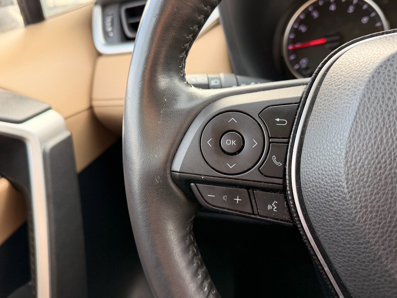 Used 2021 Toyota RAV4 XLE Premium image 18