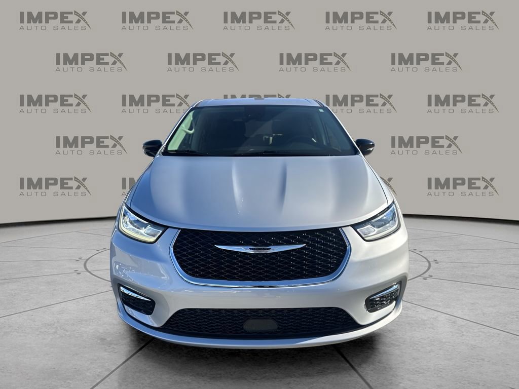 Used 2024 Chrysler Pacifica Touring-L image 8