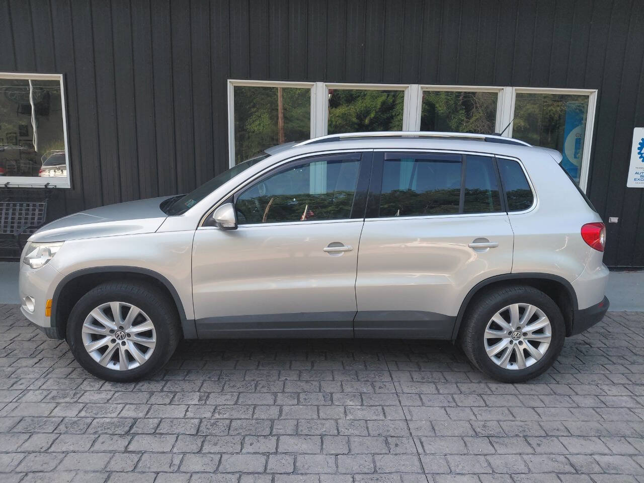 Used 2009 Volkswagen Tiguan SE AWD/4WD image 2