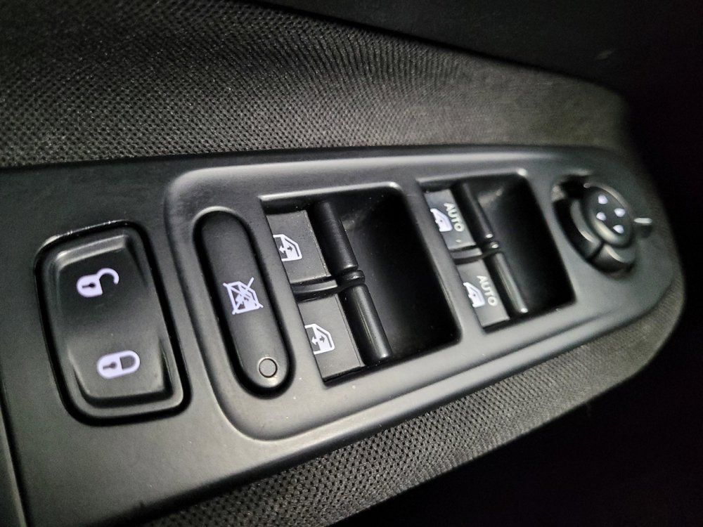 Used 2017 Jeep Renegade Latitude FWD image 27