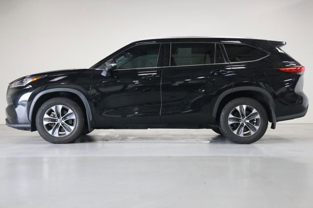 Used 2021 Toyota Highlander XLE AWD/4WD image 9