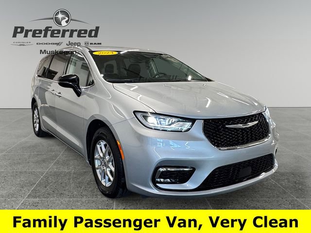 Used 2024 Chrysler Pacifica Touring-L FWD image 1