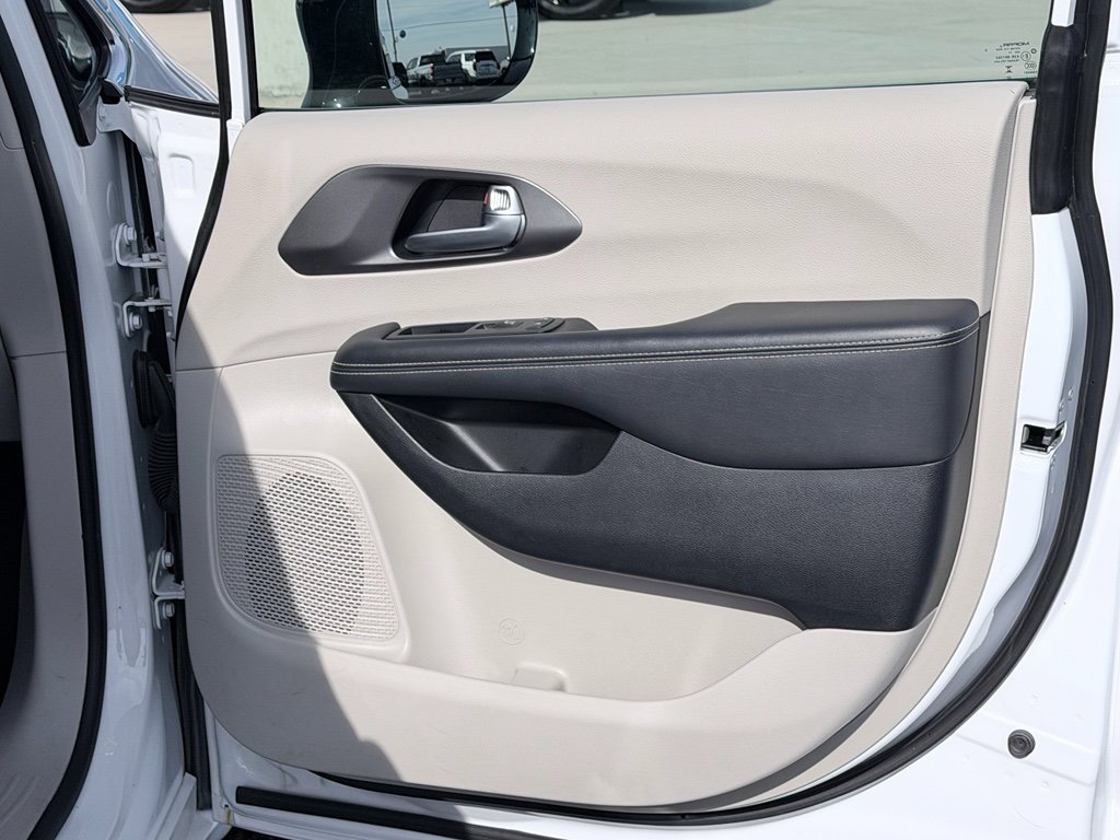 Used 2024 Chrysler Pacifica Touring-L image 28