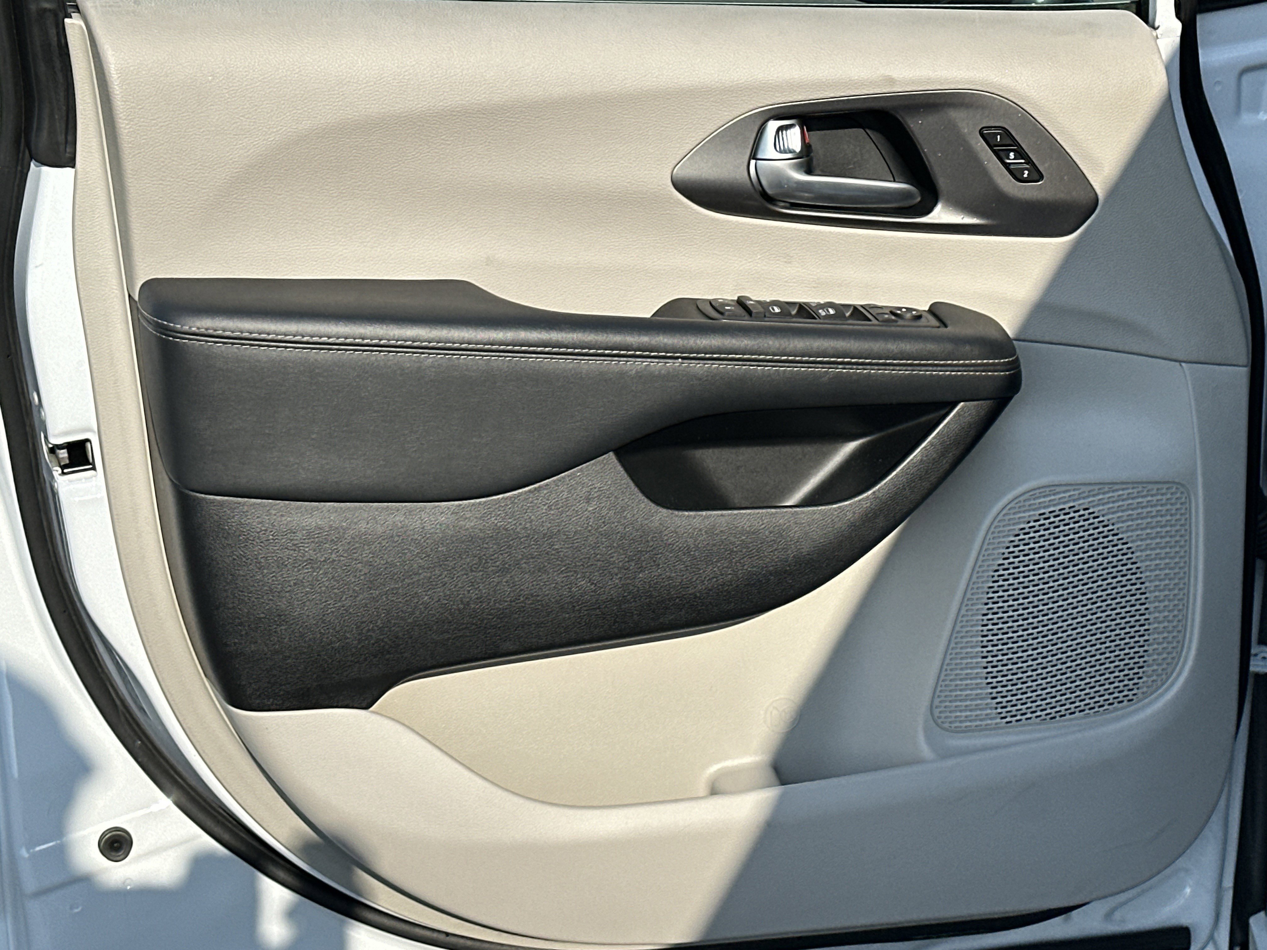 Used 2024 Chrysler Pacifica Touring-L image 11