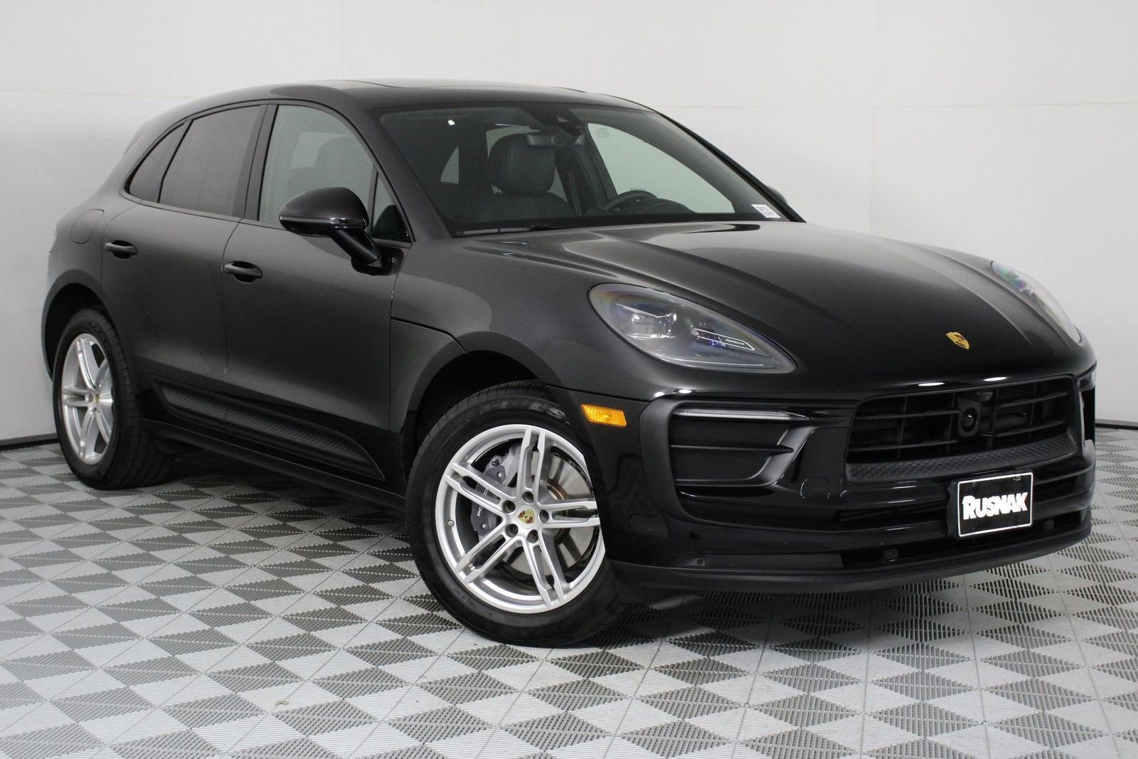 Certified 2025 Porsche Macan image 9