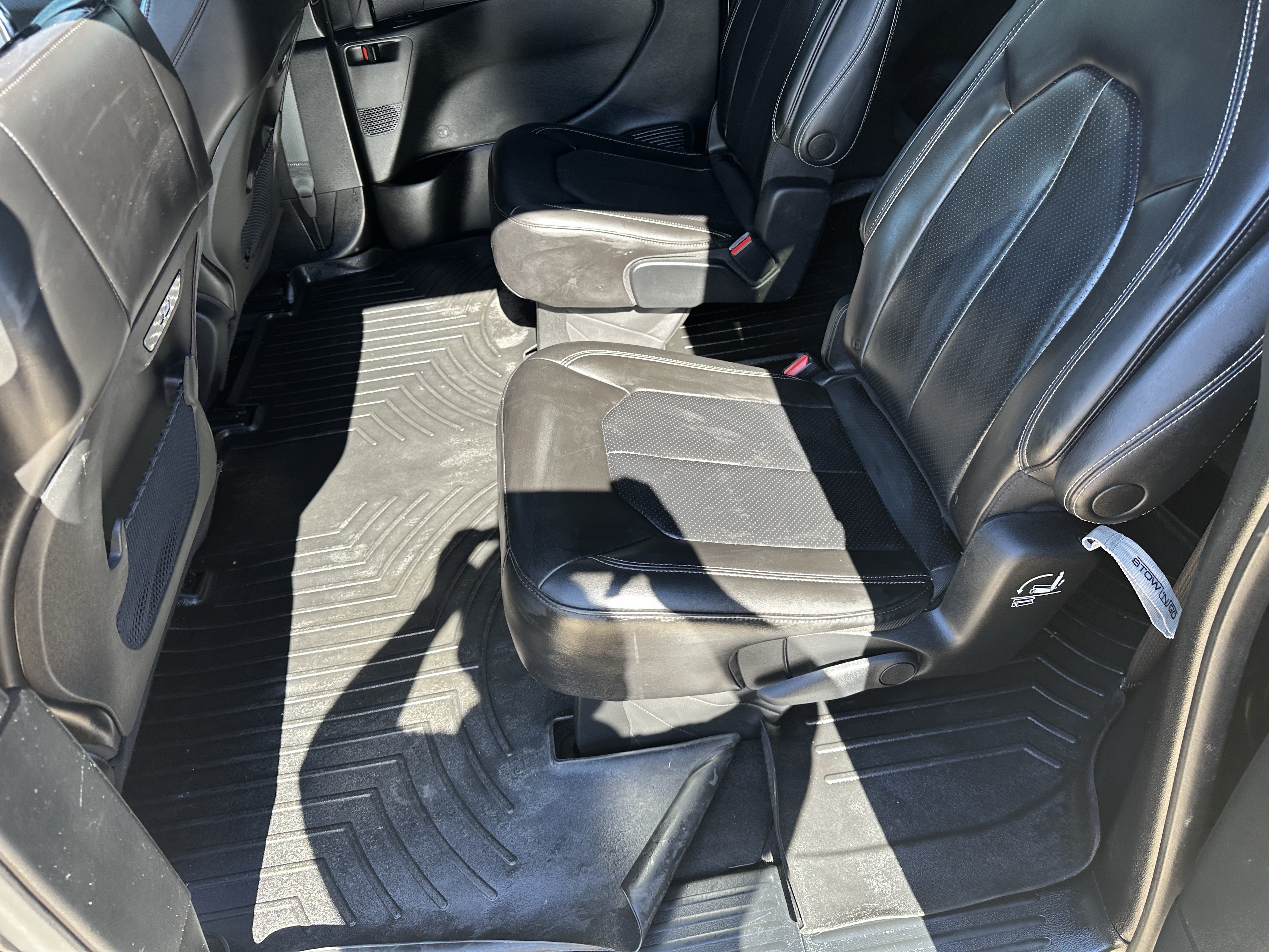 Used 2023 Chrysler Pacifica Touring-L w/ S Appearance Package FWD image 9