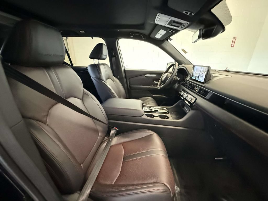 Used 2025 Honda Pilot Black Edition image 14