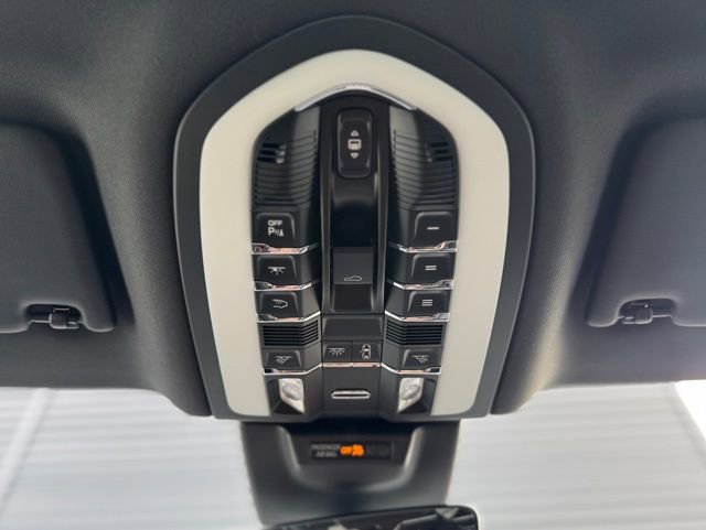 Certified 2025 Porsche Macan Turbo image 25
