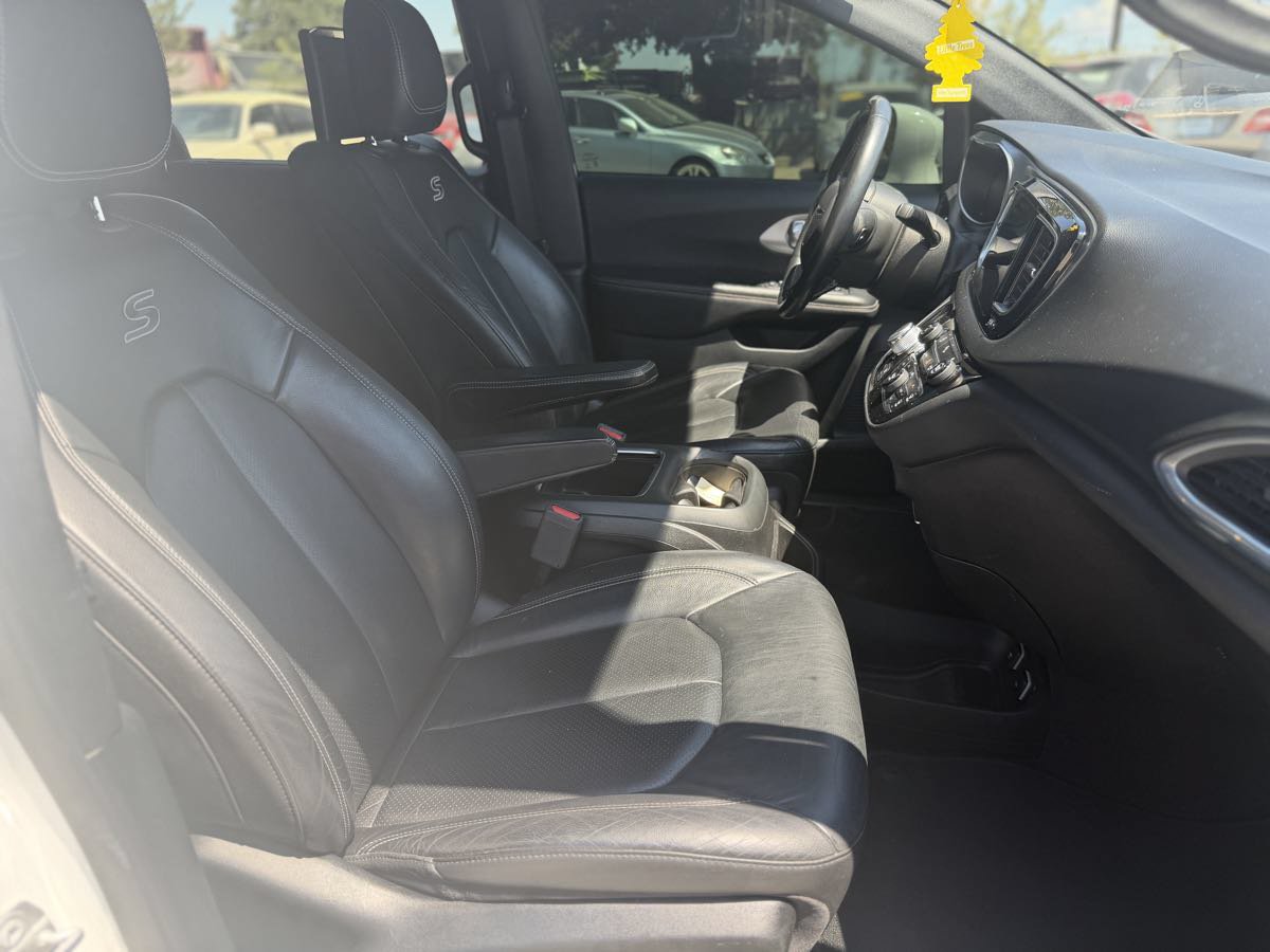 Used 2018 Chrysler Pacifica Touring-L Plus FWD image 16