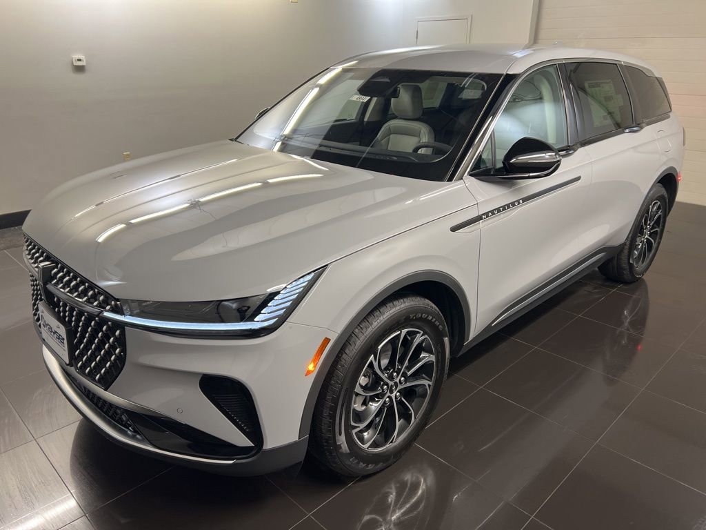 Used 2026 Lincoln Nautilus Premier image 3