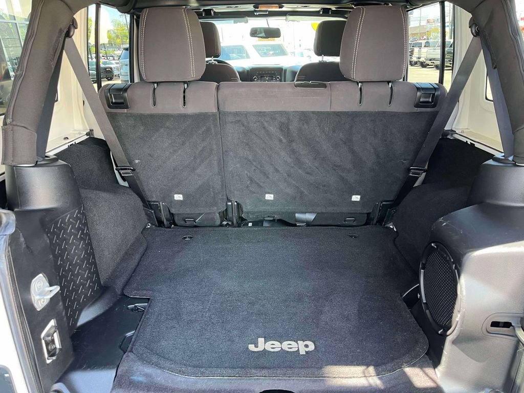 Used 2014 Jeep Wrangler Unlimited Rubicon w/ Max Tow Package AWD/4WD image 17