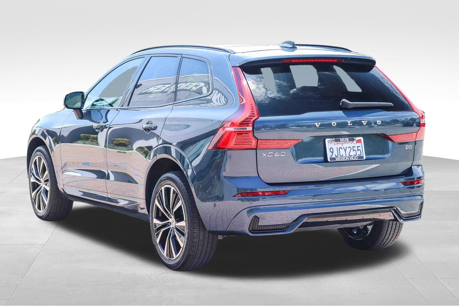 Used 2023 Volvo XC60 B5 Plus w/ Climate Package FWD image 5