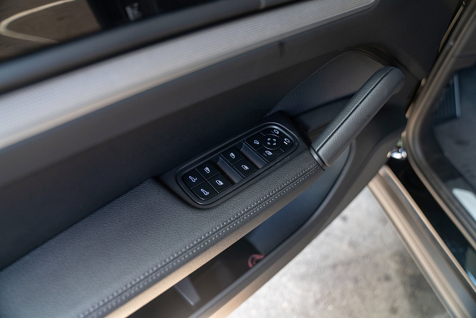 Used 2025 Porsche Cayenne Coupe image 19