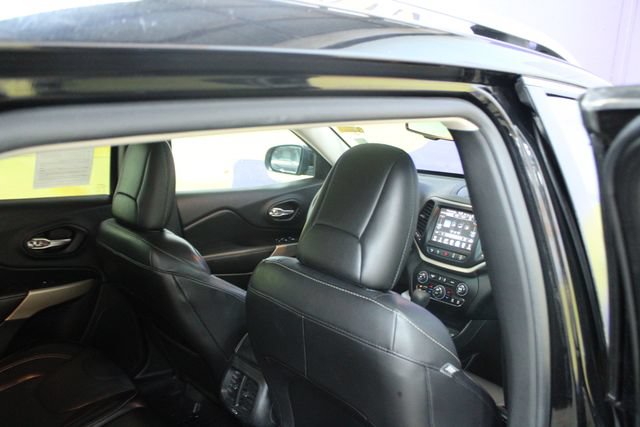 Used 2017 Jeep Cherokee Limited w/ Luxury Group AWD/4WD image 10