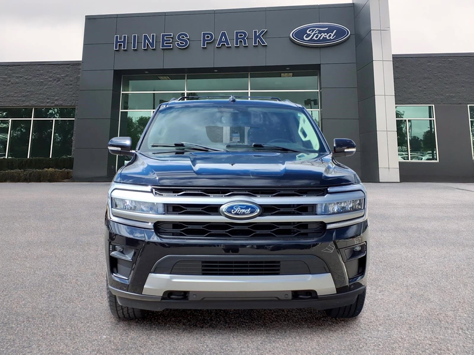 Used 2023 Ford Expedition XLT AWD/4WD image 2