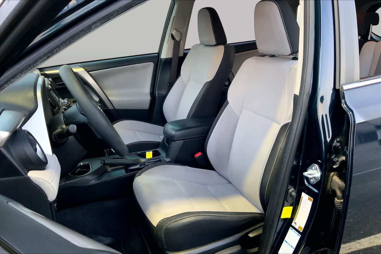 Used 2018 Toyota RAV4 LE AWD/4WD image 11