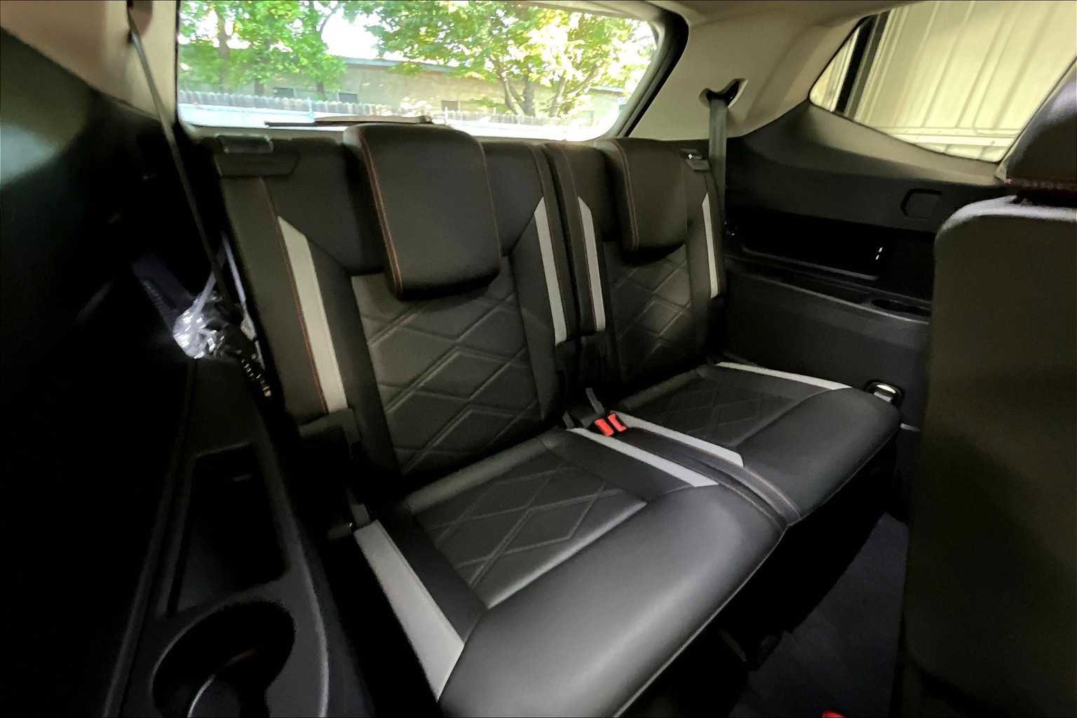 Used 2025 Volkswagen Atlas Peak Edition SE image 31