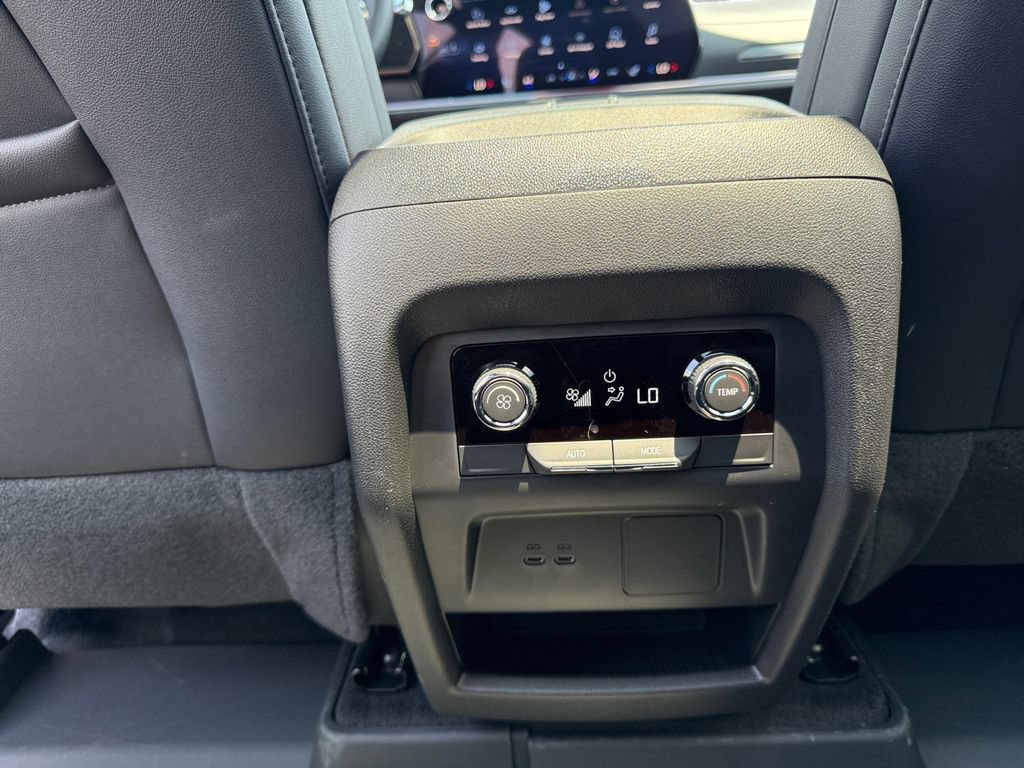 Used 2026 Chevrolet Traverse Z71 w/ LPO, Floor Liner Package AWD/4WD image 34