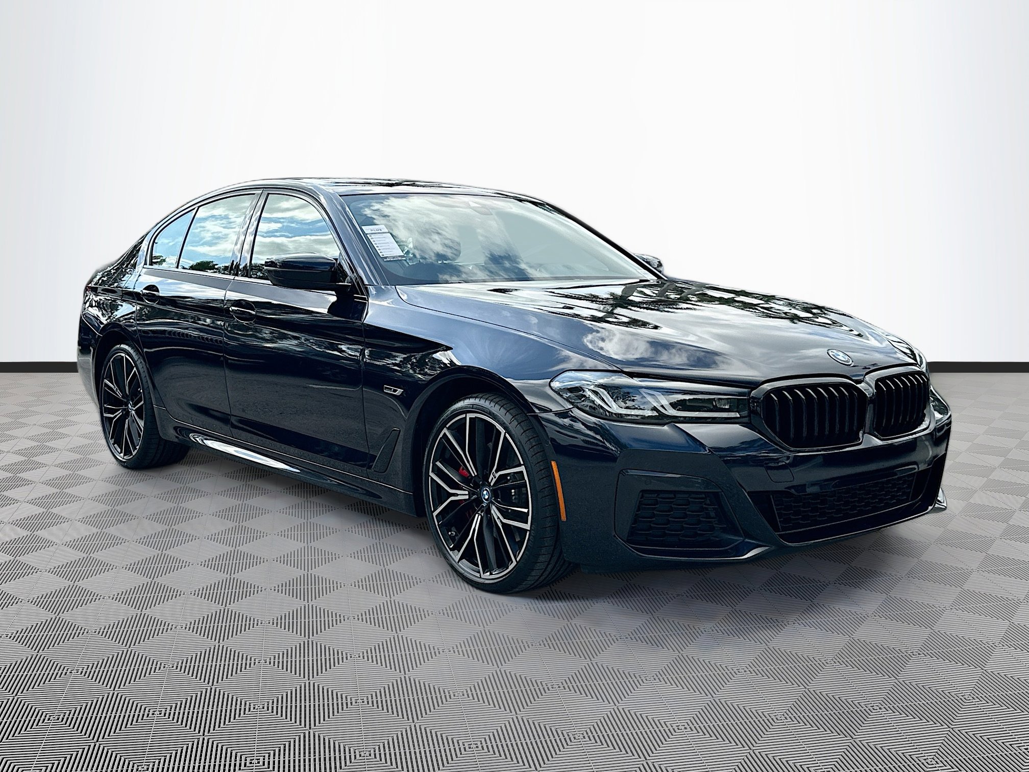 Used 2023 BMW 530e w/ M Sport Package image 1