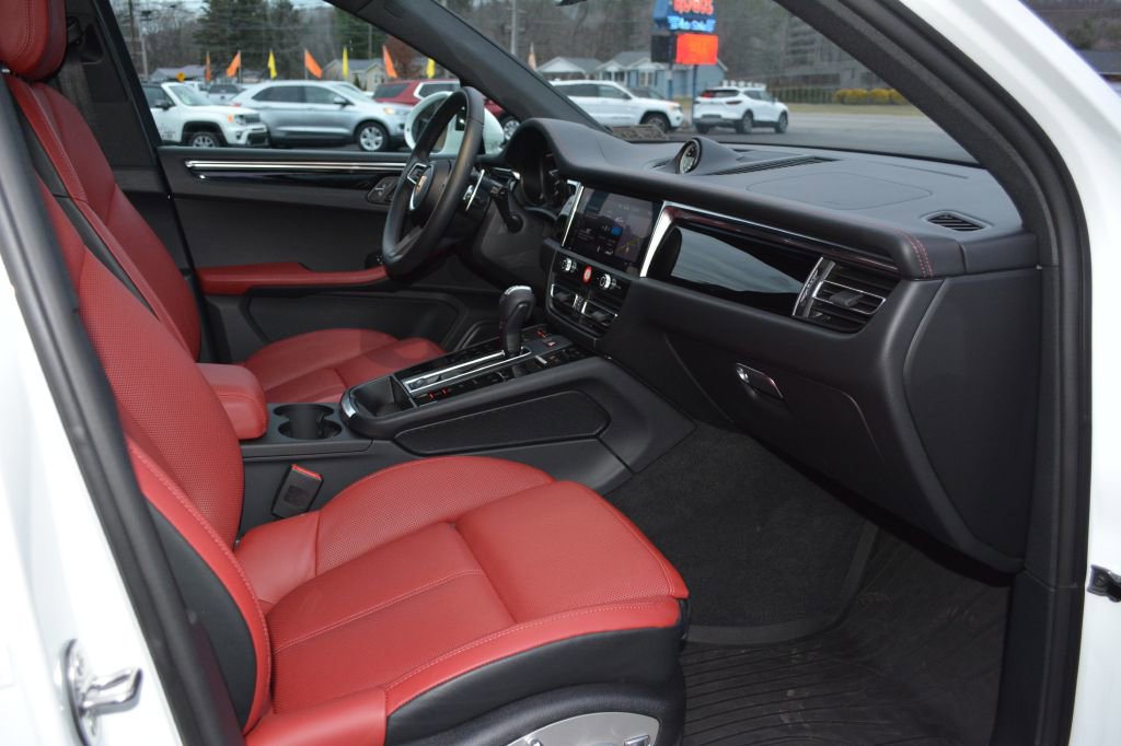 Used 2025 Porsche Macan Turbo image 9