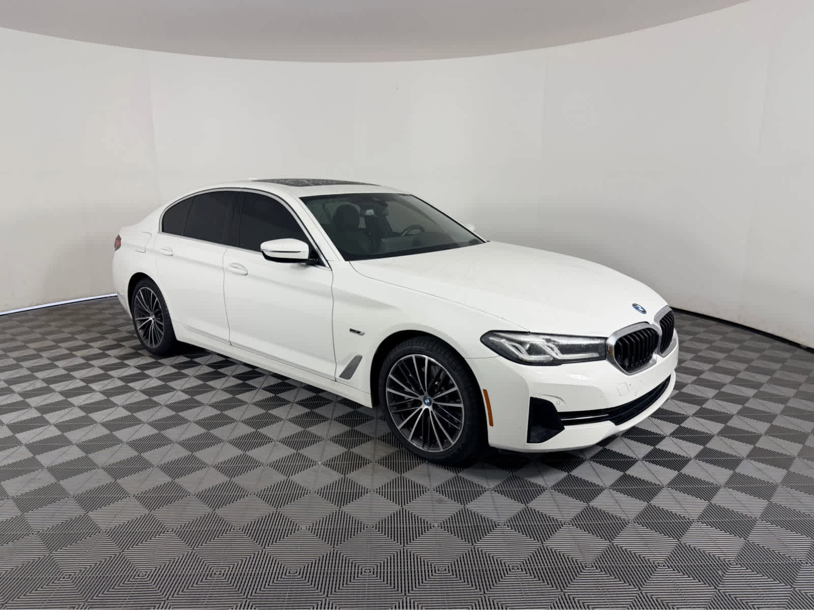 Used 2023 BMW 530e w/ Convenience Package image 2