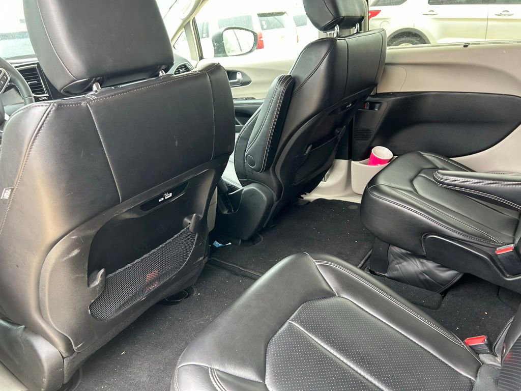 Used 2023 Chrysler Pacifica Touring-L FWD image 8