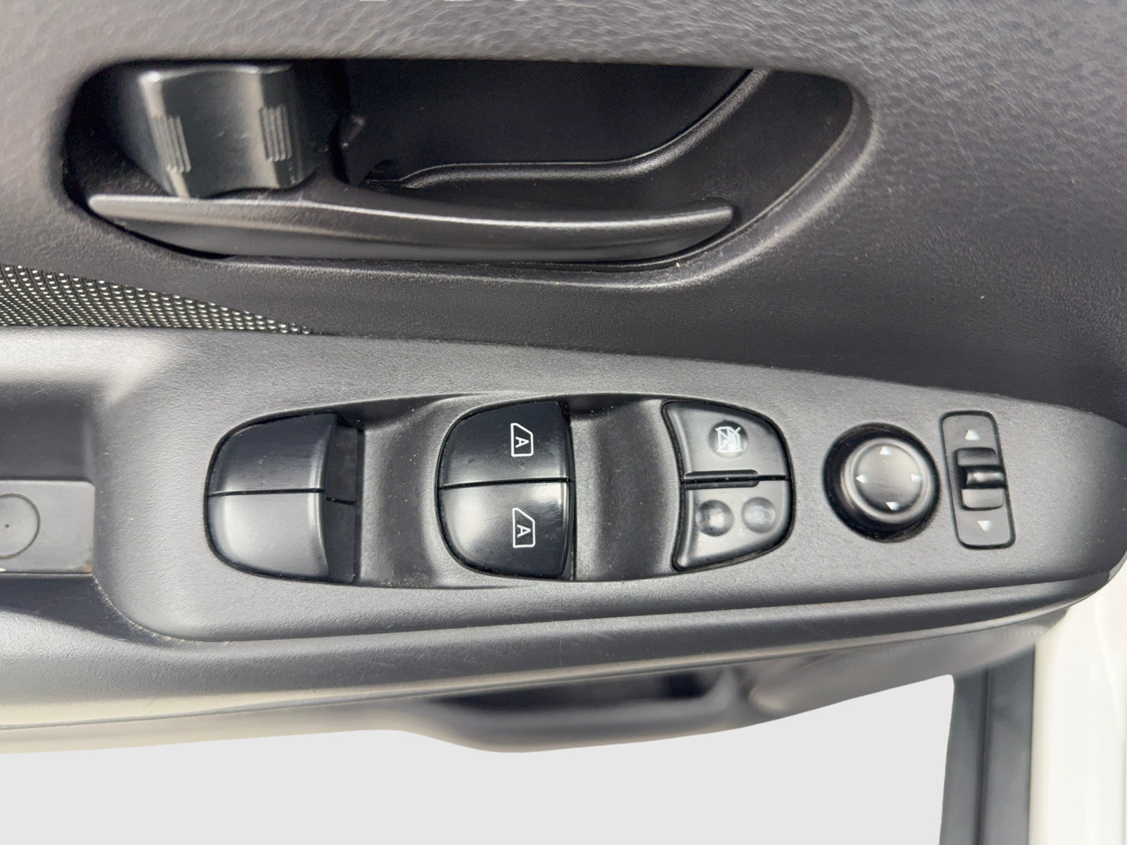 Used 2020 Nissan Kicks S FWD image 32