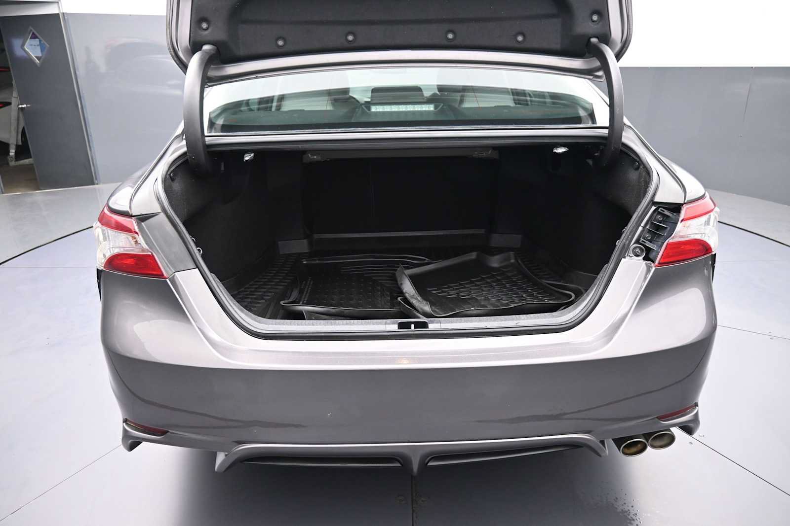Used 2020 Toyota Camry SE w/ Convenience Package FWD image 25
