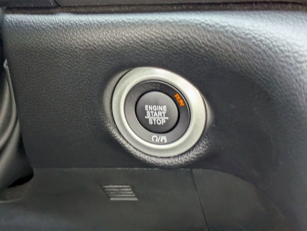 Used 2025 Chrysler Pacifica Select image 23