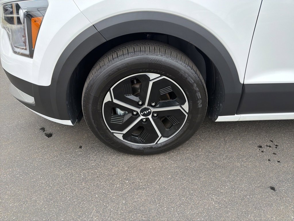 Certified 2025 Kia Niro LX image 12