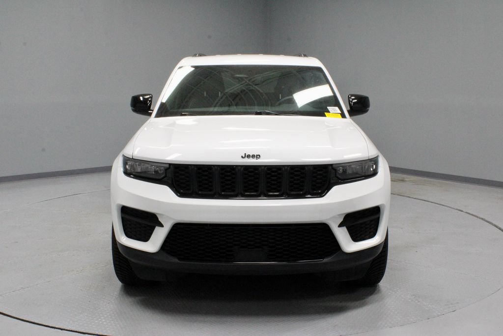 Used 2023 Jeep Grand Cherokee Altitude AWD/4WD image 5
