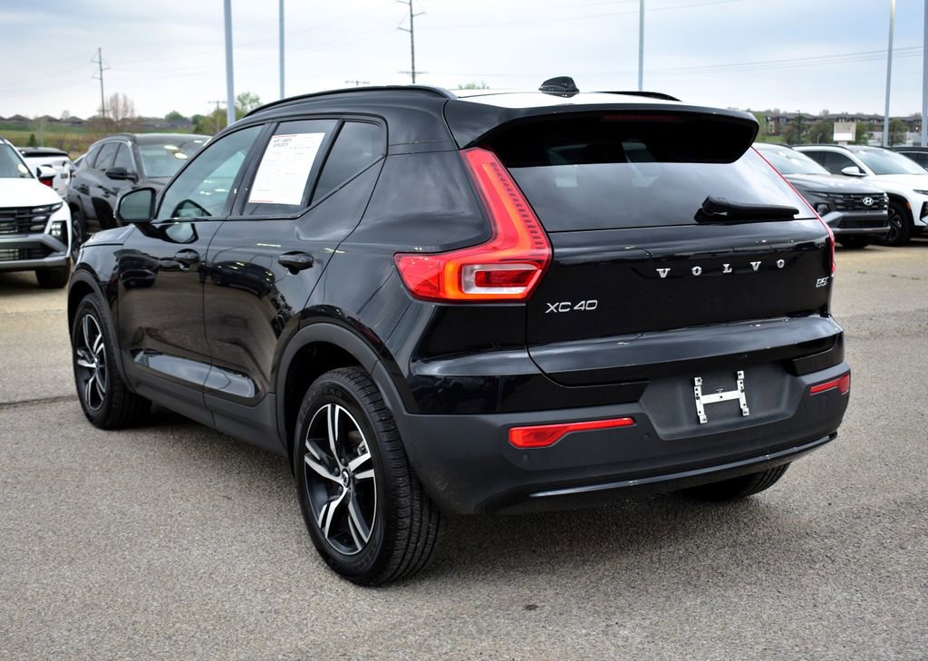 Used 2023 Volvo XC40 B5 Plus image 4