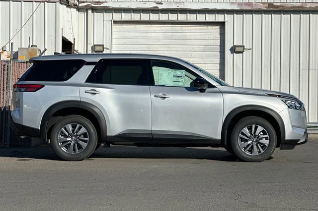 New 2025 Nissan Pathfinder S image 3