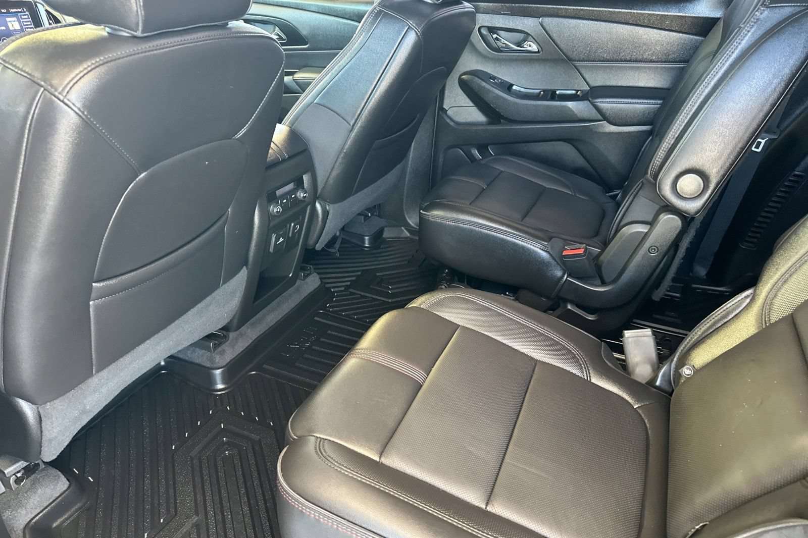 Used 2023 Chevrolet Traverse RS FWD image 12