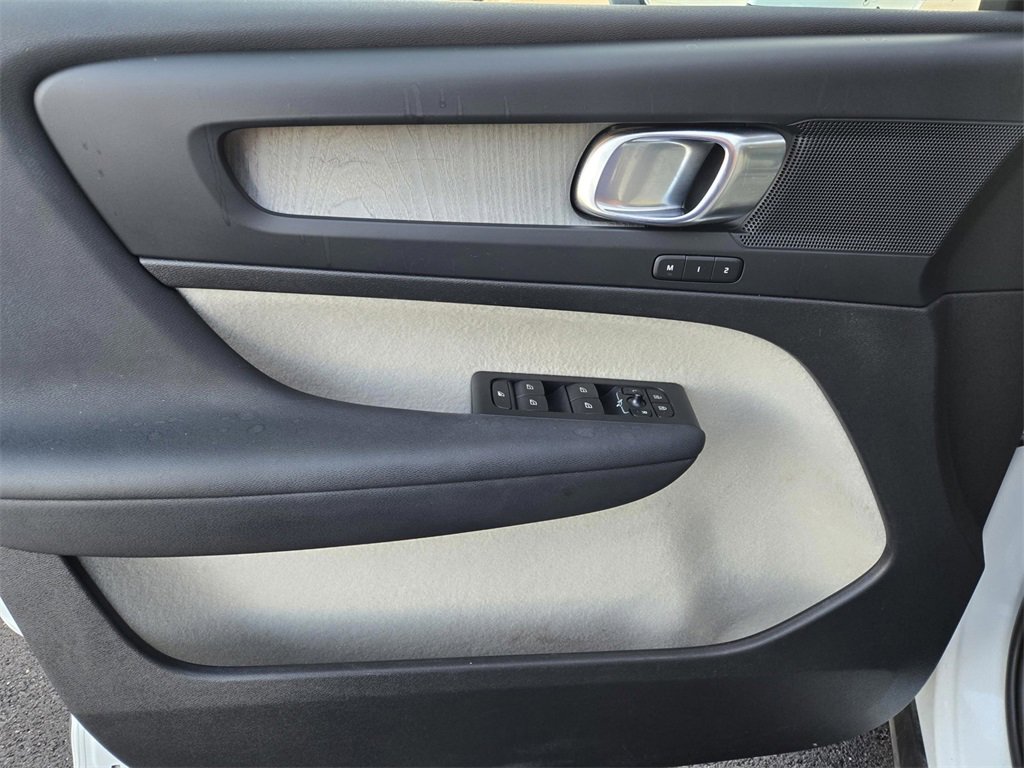 Used 2023 Volvo XC40 B5 Plus image 17