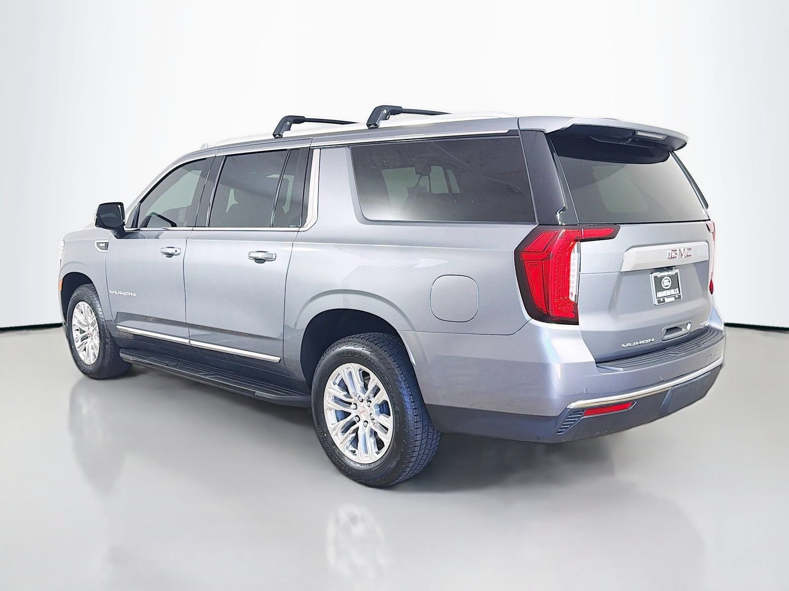 Used 2022 GMC Yukon XL SLT w/ SLT Premium Package AWD/4WD image 3