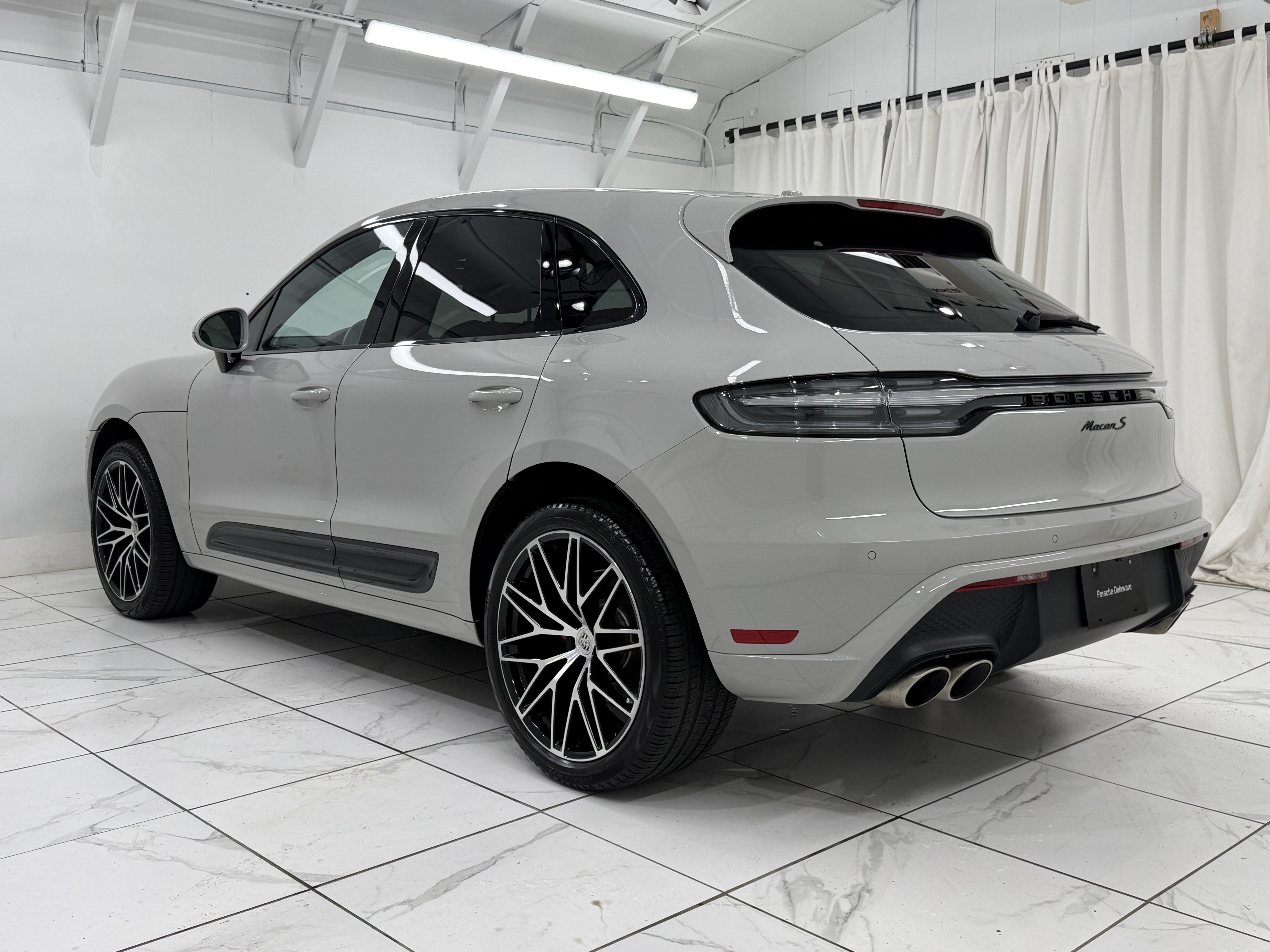 Certified 2023 Porsche Macan S AWD/4WD image 3