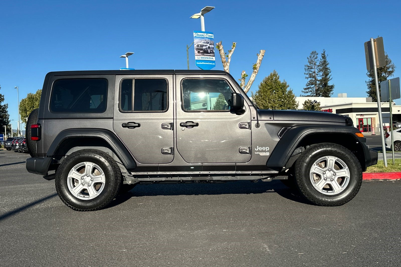Used 2018 Jeep Wrangler Unlimited Sport S AWD/4WD image 8