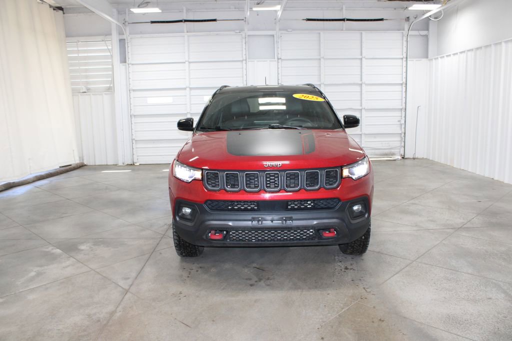 Used 2025 Jeep Compass Trailhawk AWD/4WD image 3